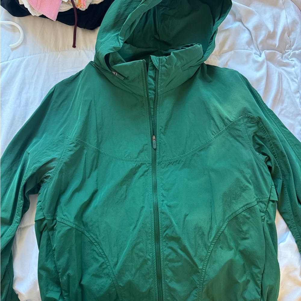 Lululemon Athletica Green Ski Jacket with Hood and Water-Resistant Fabric